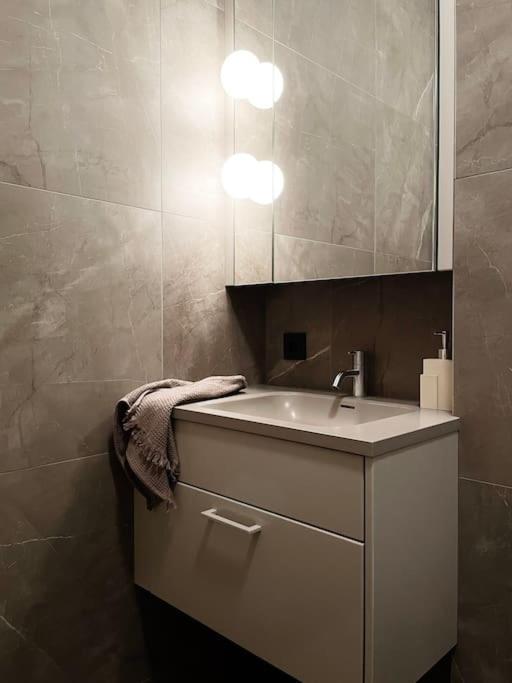 Lux 2br & 2ba With Free Parking Center Apartment *