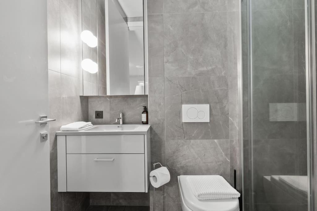 Lux 2br & 2ba With Free Parking Center Apartment