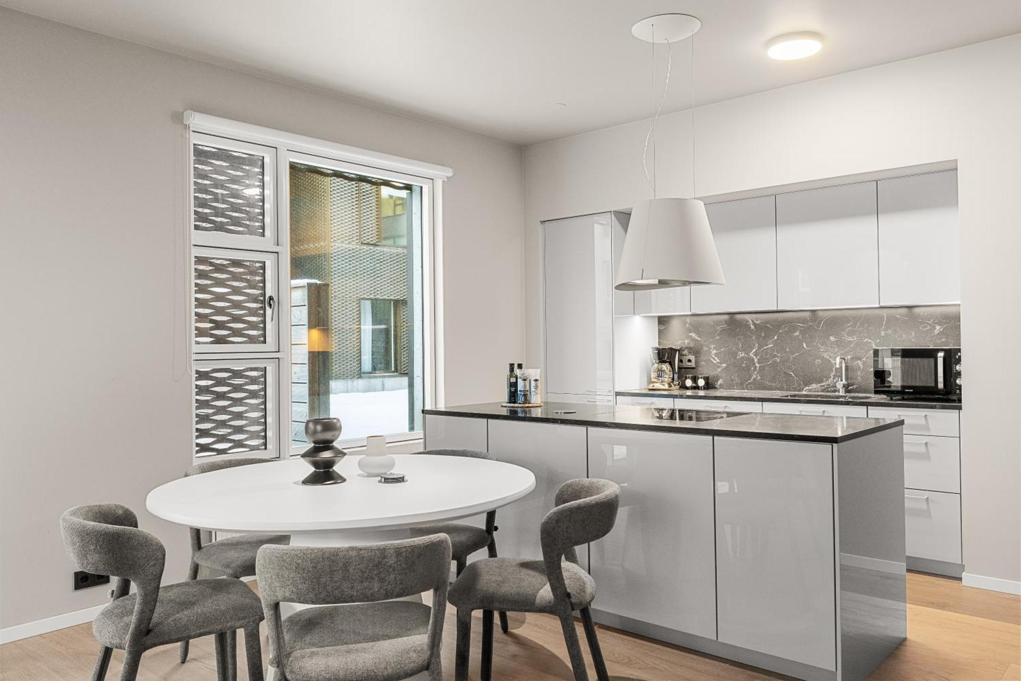 Lux 2br & 2ba With Free Parking Center *