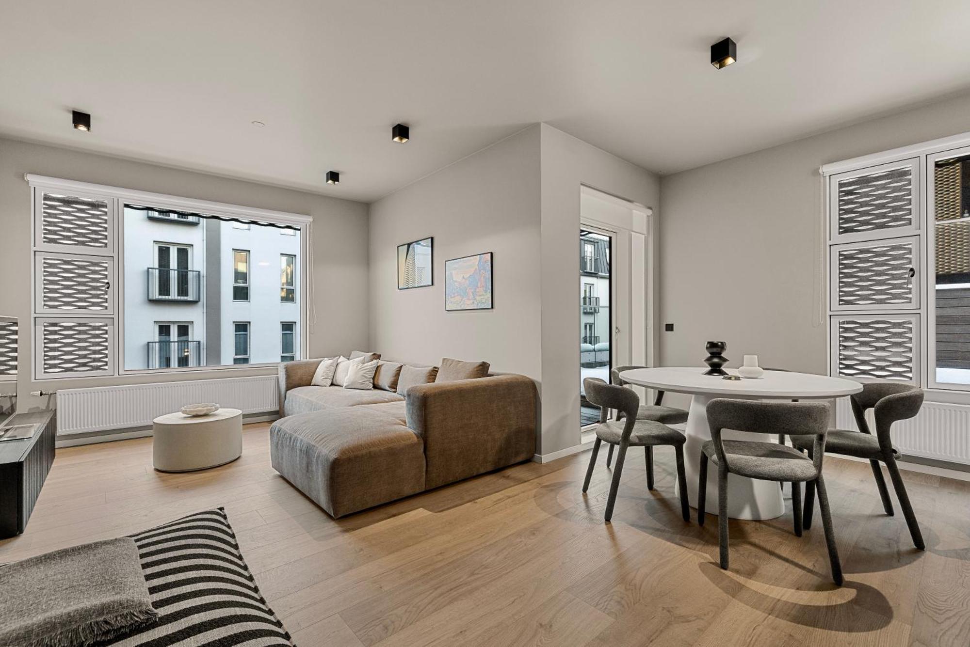 Lux 2br & 2ba With Free Parking Center Apartment *