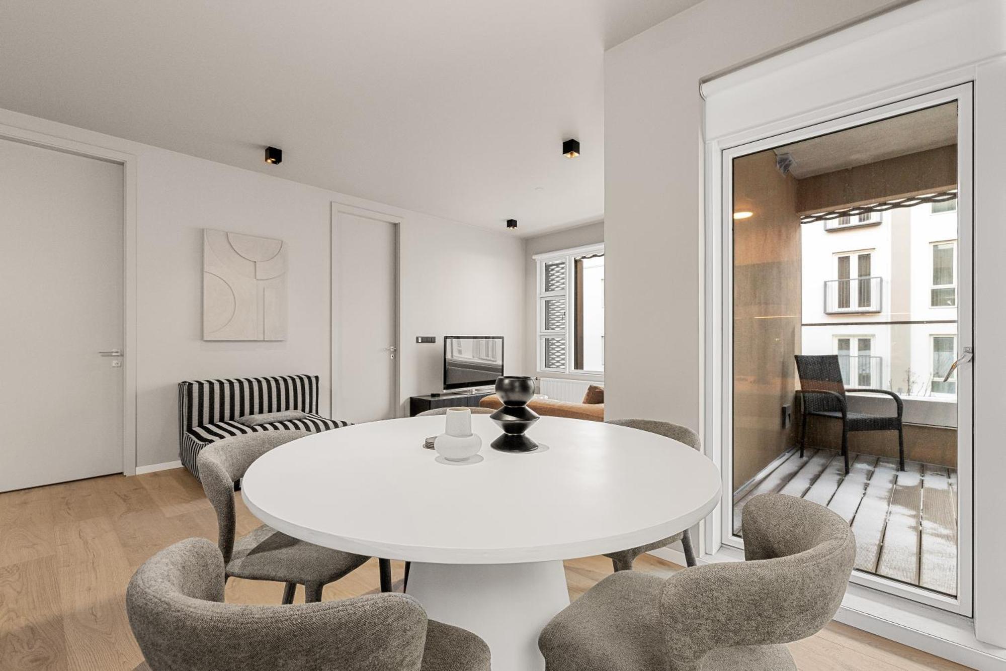 Apartment Lux 2br & 2ba With Free Parking Center