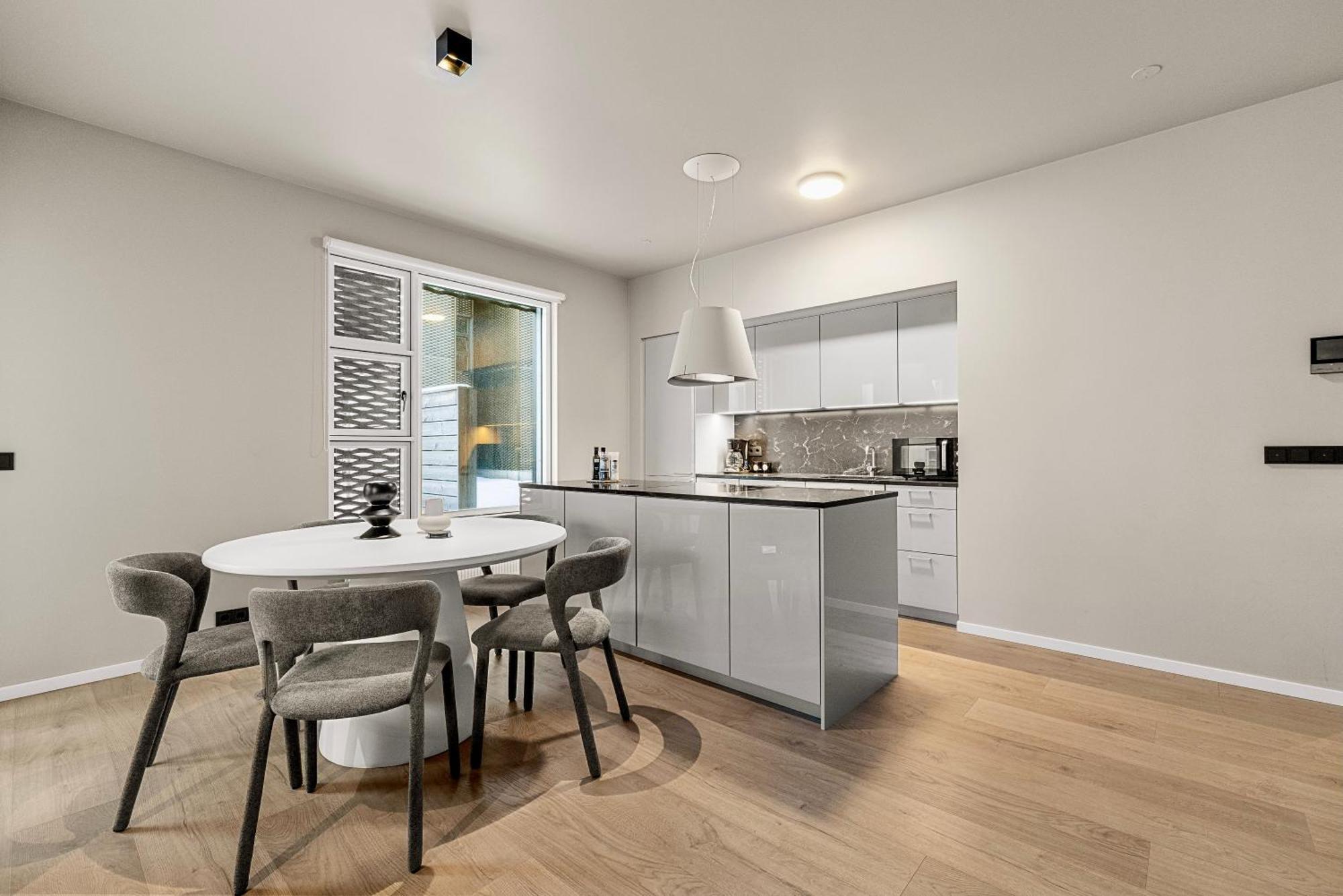 Apartment Lux 2br & 2ba With Free Parking Center *